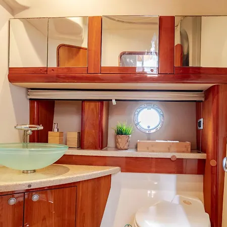 Botel Confortable Y Lujoso Yate Deportivo